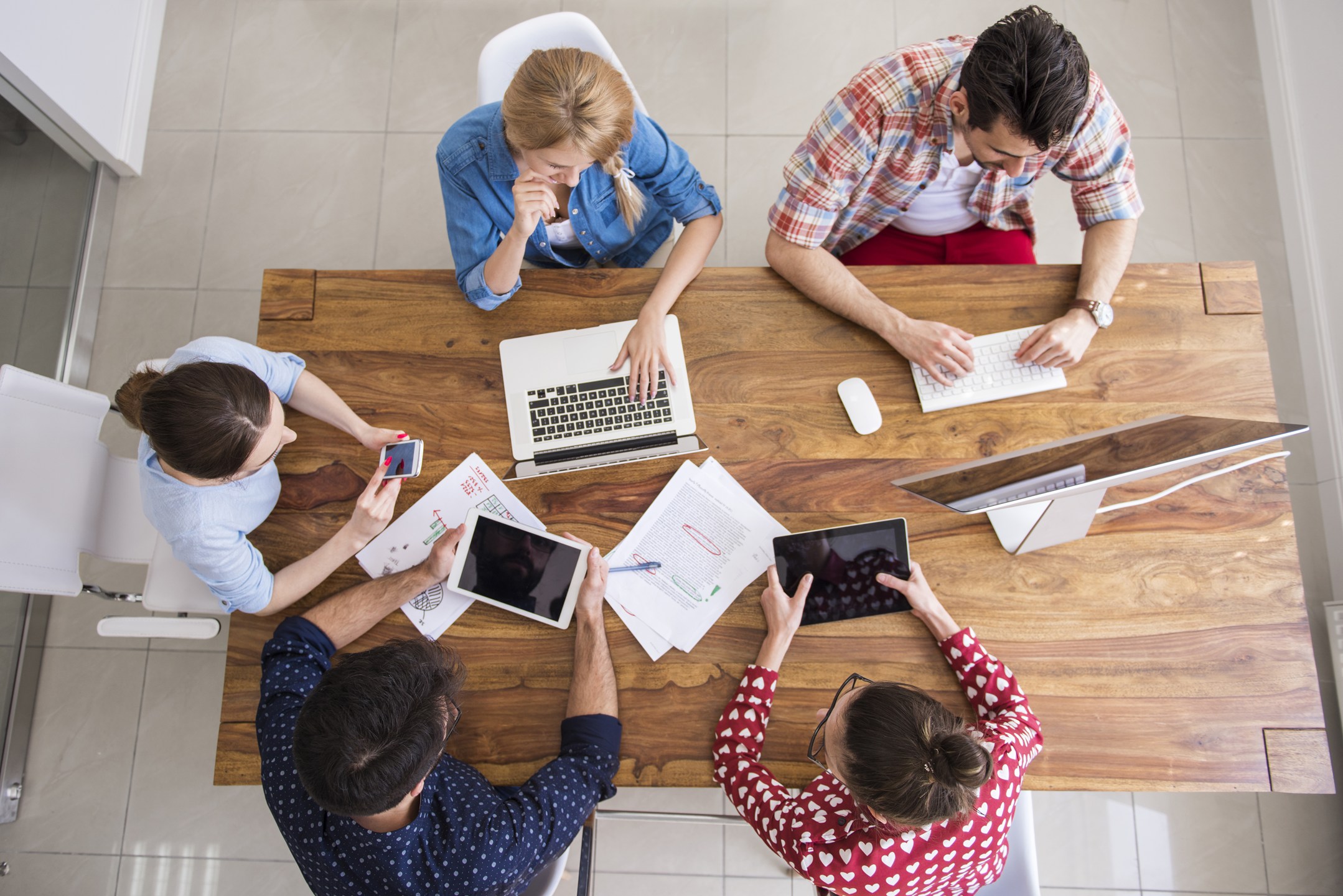 colleagues-working-office-relaxed-atmosphere (Copy)